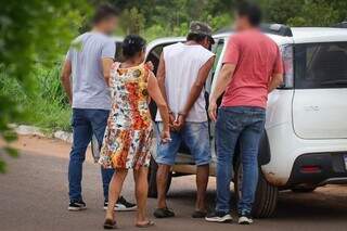 Suspeito foi preso por policias do GOI na manhã desta quarta-feira (3); esposa dele também foi conduzida até a delegacia (Foto: Henrique Kawaminami)