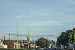 Céu de Campo Grande na manhã desta quarta-feira. (Foto: Henrique Kawaminami)