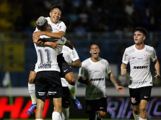 Jogadores do Timão comemoram primeira vitória na Copinha 2024. (Foto: Rodrigo Gazzanel/Corinthians)