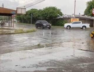 Chuva na região do Bairro Coronel Antonino, em Campo Grande. (Foto: Direto das Ruas)