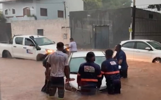 Carros quase foram encobertos pela água da chuva na tarde desta terça-feira (Foto: reprodução / Diário Corumbaense) 