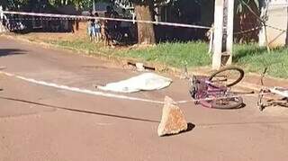 Corpo da vítima caído ao lado de duas bicicletas após atropelamento (Foto: Adilson Domingos)