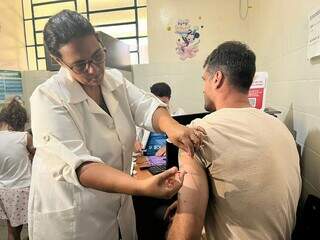 Pessoas de 4 a 59 anos podem ser vacinadas (Foto: Rogério Vidmantas/Prefeitura de Dourados)