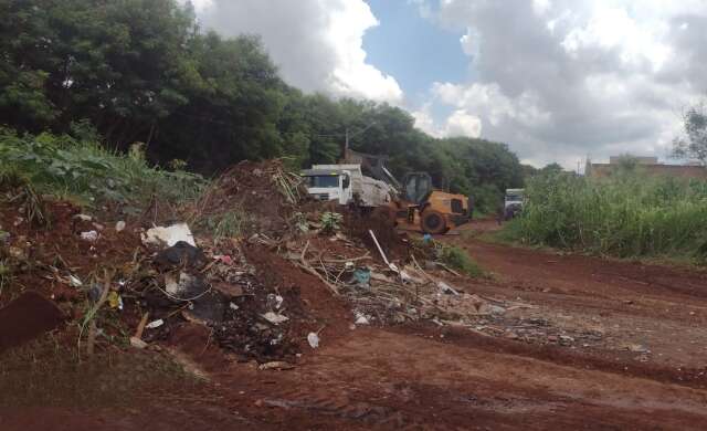 Terreno baldio que virou dep&oacute;sito de lixo come&ccedil;a a receber limpeza