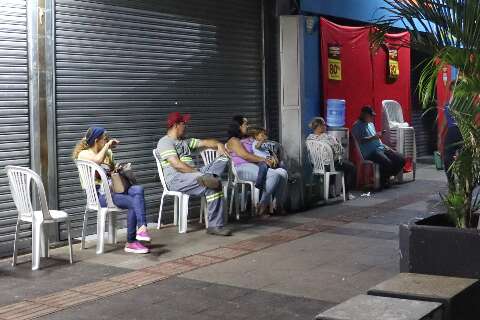 De olho nos descontos, clientes formam fila na véspera de liquidação