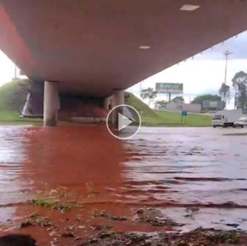 Pista da BR-262 na sa&iacute;da para Tr&ecirc;s Lagoas &ldquo;fecha&rdquo; com enxurrada