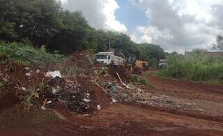Equipe da Sisep começa a fazer limpeza de terreno baldio no Bairro Guanandi II (Foto: Divulgação)