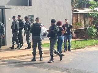 Armas encontradas no local foram apreendidas e serão periciadas (Foto: Ana Beatriz Rodrigues)