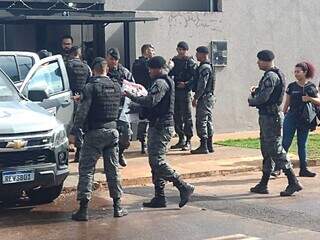 Movimentação policial na casa onde Geovane foi morto (Foto: Ana Beatriz Rodrigues)