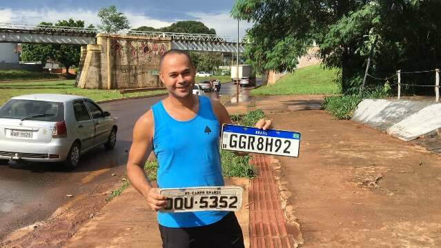 Durante a chuva, fam&iacute;lia carioca quase fica sem placa para voltar ao RJ