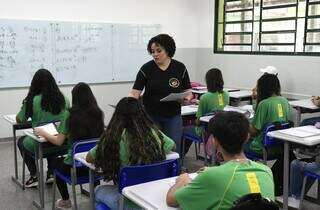 Professora de matemática da Rede Estadual de Ensino ministrando aula em sala de aula (Foto: Bruno Rezende/Arquivo)
