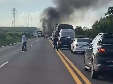 Carreta carregada com toras de eucalipto pega fogo na BR-262