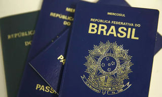 Passaportes do Brasil tem timbrado com a cor dourada. (Foto: Arquivo/Campo Grande News)
