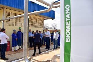 Secretário Jaime Verruck e equipe da Semadesc no lançamento das operações da usina de biogás e biometano da JBS, em Campo Grande (Foto: Mairinco de Pauda)