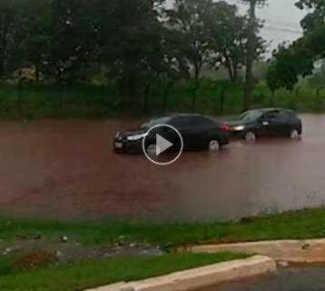 Chuva deixa carros ilhados na Assaf Trad e expõe falhas em obras de drenagem