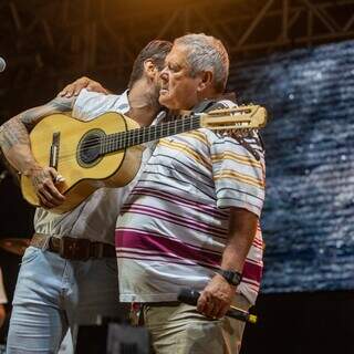No palco, músico homenageou pai e avô, ressaltando suas raízes na trajetória musical. (Foto: Douglas Melo)