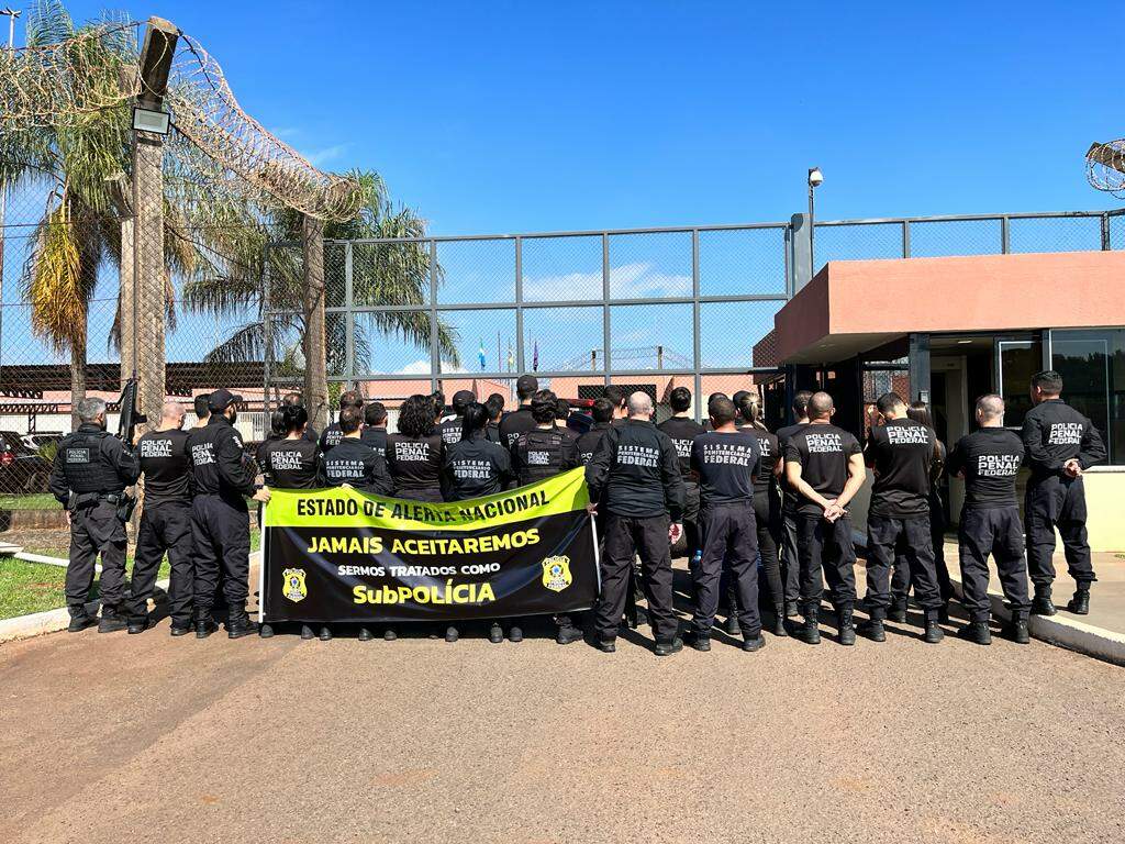 Agentes penitenciários federais fazem protesto para sair do 
