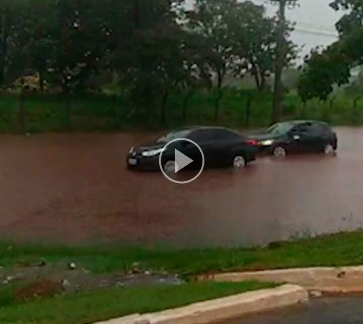 Chuva transforma Cônsul Assaf Trad em rio e expõe falhas em obras de drenagem