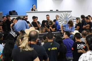 Fãs, amigos e familiares se reuniram na Cãmara para a despedida do artista, antes de o corpo ser levado para MT (Foto: Henrique Kawaminami)