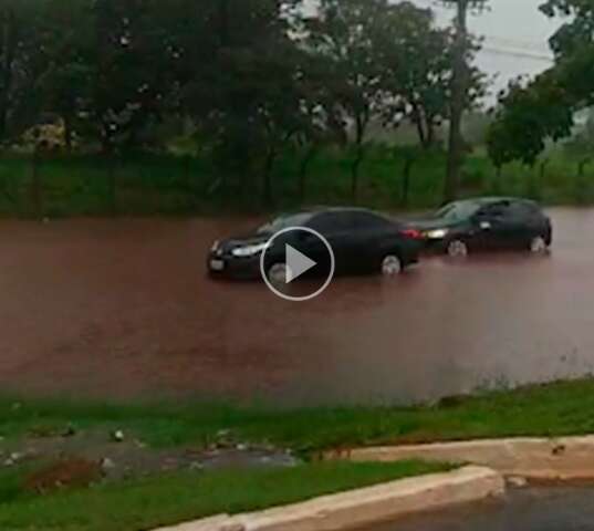 Chuva deixa carros ilhados na Assaf Trad e exp&otilde;e falhas em obras de drenagem