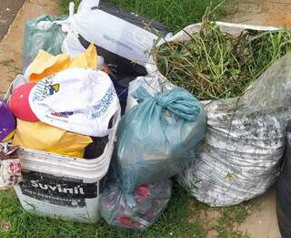 Lixo acumulado na calçada da casa do microempresário Ronaldo Silva (Foto: Direto das Ruas) 