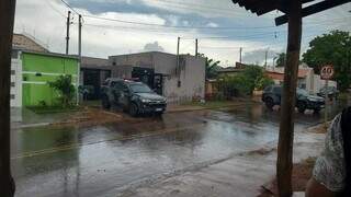 Viatura da Polícia Militar na casa onde um dos ladrões foi morto.