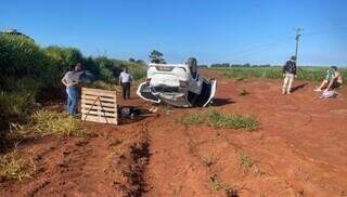 Veículo capotado em área às margens da rodovia após pneu estourar (Foto: Ponta Porã News)