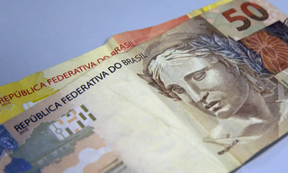 Cédulas de R$ 50 e R$ 20 sobre mesa (Foto: Marcello Casal Jr/Agência Brasil)