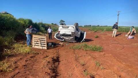 Pneu estoura e grávida é socorrida após carro capotar em rodovia