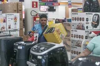 Cliente aproveitando as promoções na manhã desta sexta-feira (Foto: Marcos Maluf)