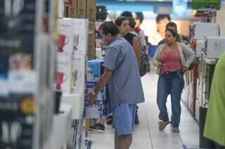 Cliente comprando panela de pressão (Foto: Marcos Maluf)