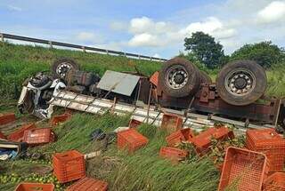 Caminhão tombado às margens de rodovia de Cassilândia. (Foto: Cassilândia Notícias)