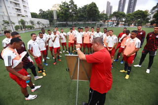 Jogadores do Flamengo recebem instruções dentro de campo (Foto: Gilvan de Souza/Flamengo)