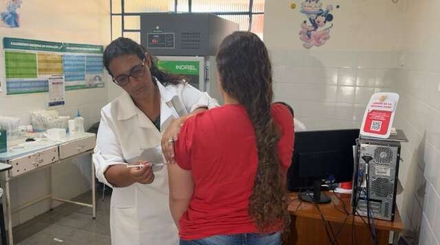 Ades&atilde;o do p&uacute;blico dobra no segundo dia de vacina&ccedil;&atilde;o contra dengue em Dourados