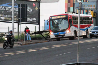 Passageiras aguardam ônibus ao lado de estrutura danificada pela colisão (Foto: Juliano Almeida)