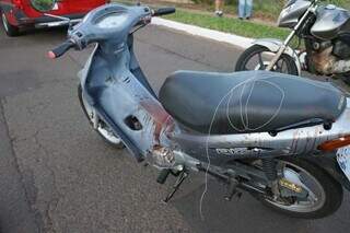 Motocicleta de mulher que foi atingida por linha de cerol quando passava na Av. Ernesto Geisel (Foto: Arquivo/Paulo Francis)