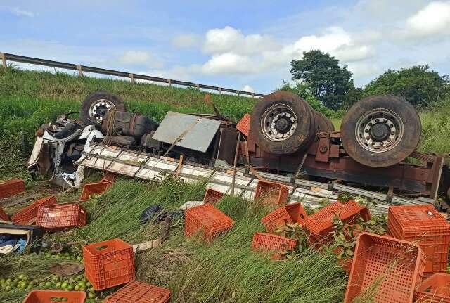 Motorista perde controle e morre ao tombar caminh&atilde;o com frutas na MS-306