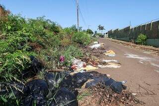 Descarte irregular de lixo em terreno baldio na Rua Bororós. (Foto: Henrique Kawaminami)