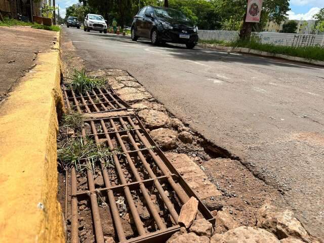 Ap&oacute;s chuva forte, reclama&ccedil;&atilde;o &eacute; que bueiros vivem entupidos