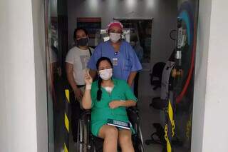 Katsiana durante alta médica, após uma cirurgia de prótese aórtica valvar realizada em 2022, no Hospital do Coração (Foto: Arquivo pessoal)