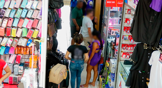 Clientes em lojas de celulares do Camelódromo. (Foto: Alex Machado)