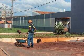 Após temporal, trabalhador retira lama de asfalto (Foto: Marcos Maluf)