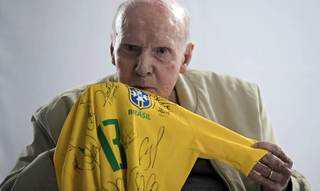 Zagallo abraça camiseta autografada da Seleção Brasileira. (Foto: Lucas Figueiredo/CBF)