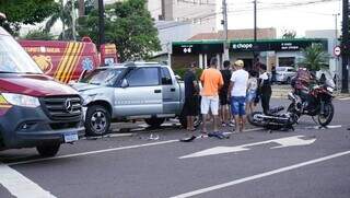 Moto e caminhonete envolvidas em acidente. (Foto: Alex Machado)