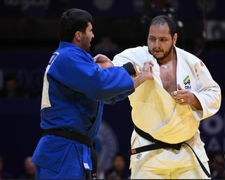 Rafael &#34;Baby&#34; Silva (de branco) durante competição mundial em Doha (Foto: Federação Internacional de Judô)