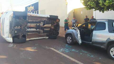 Condutor tenta desviar de rotatória, atinge picape e tomba veículo