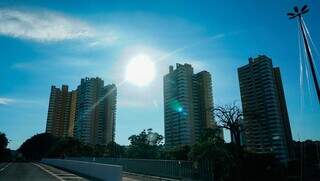 Céu ensolarado logo no início da manhã de sábado em Campo Grande. (Foto: Alex Machado)