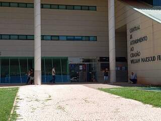 Fachada do prédio da Central de Atendimento ao Cidadão, localizado no Centro de Campo Grande (Foto: Idaicy Solano)