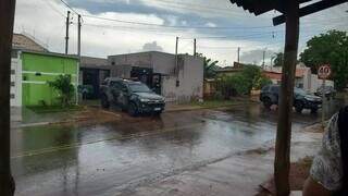 Viatura da Polícia Militar na casa onde um dos ladrões foi morto. (Foto: Ana Beatriz Rodrigues)