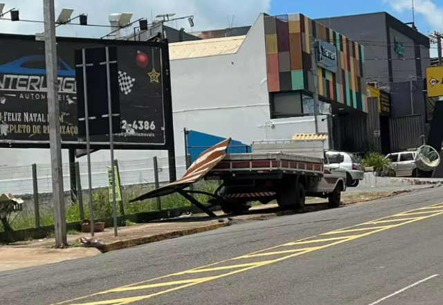 Motorista perde o controle e caminh&atilde;o destr&oacute;i ponto de &ocirc;nibus na Cear&aacute;